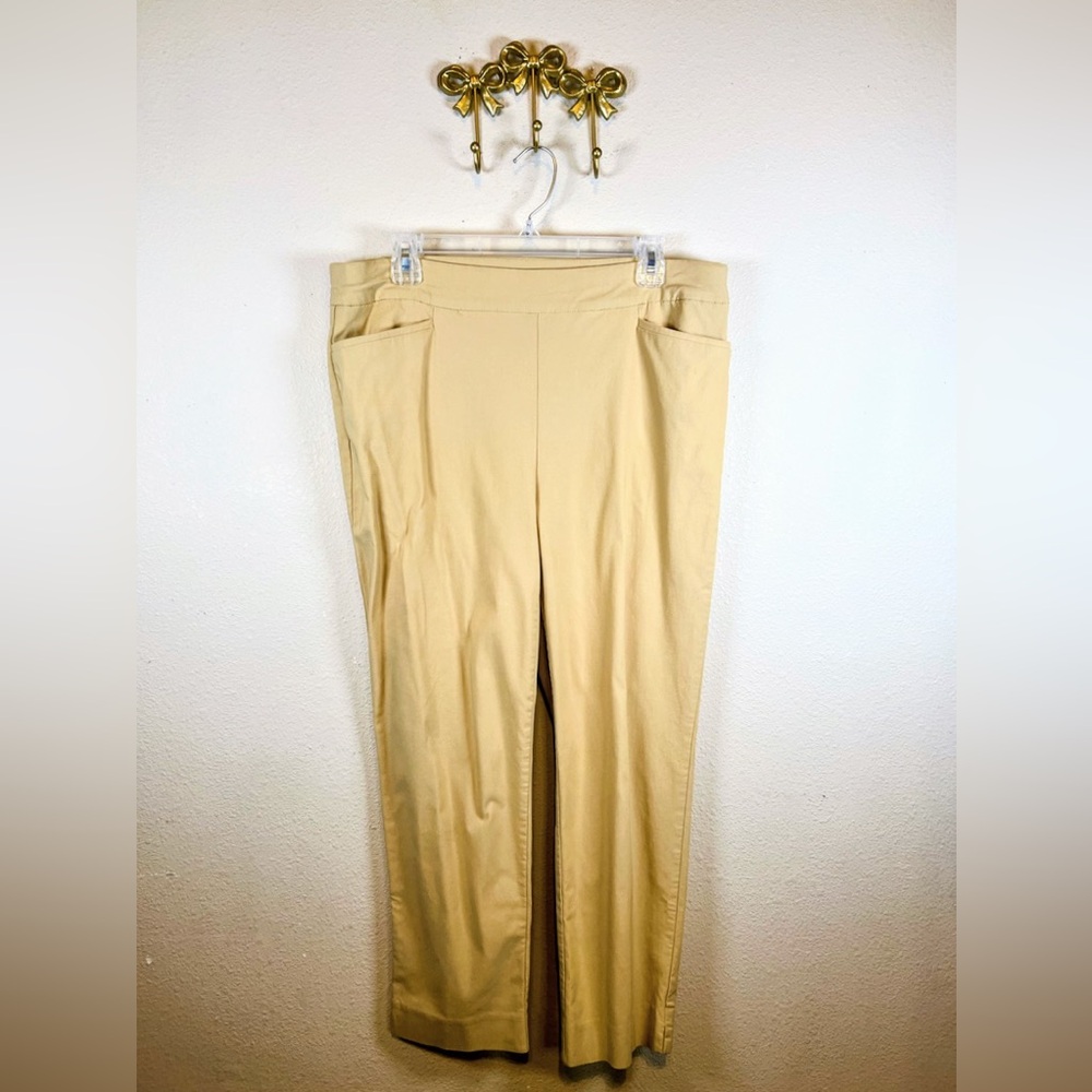 Chico's Womrn’s Khaki Chinos Cropped Elastic Band. Size 25R
